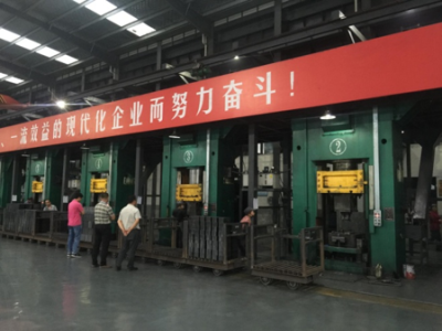 如何提高鎂碳磚質(zhì)量？華隆伺服電動螺旋壓磚機給你答案